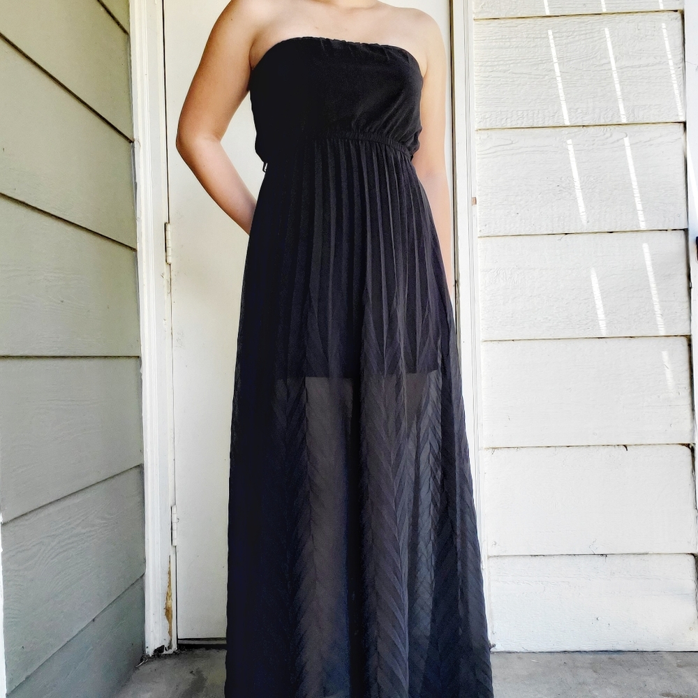 YA Los Angeles | Black Chevron Pleated Maxi Dress